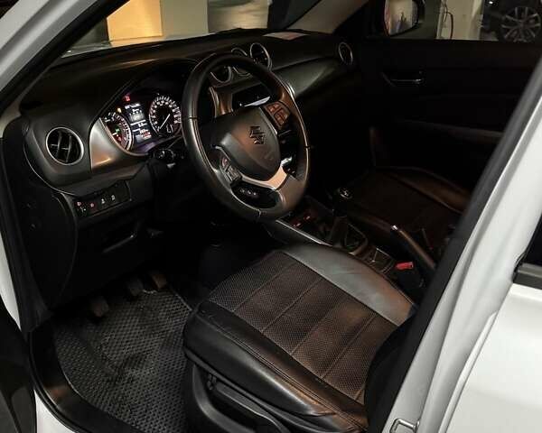 Белый Сузуки Витара, объемом двигателя 1 л и пробегом 120 тыс. км за 13500 $, фото 6 на Automoto.ua