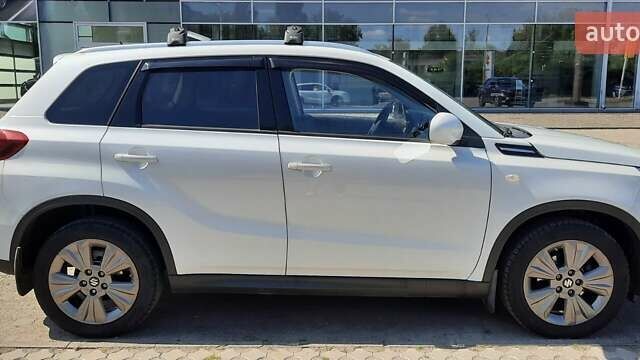 Білий Сузукі Вітара, об'ємом двигуна 1 л та пробігом 62 тис. км за 18500 $, фото 1 на Automoto.ua