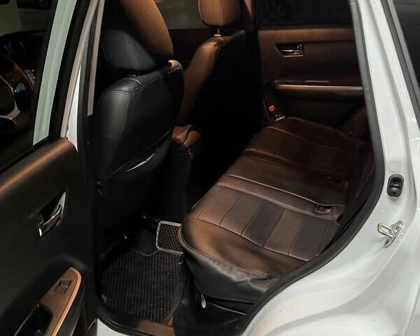 Белый Сузуки Витара, объемом двигателя 1 л и пробегом 120 тыс. км за 13500 $, фото 7 на Automoto.ua
