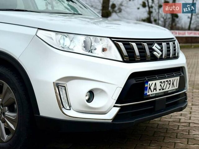 Белый Сузуки Витара, объемом двигателя 1.37 л и пробегом 52 тыс. км за 18300 $, фото 3 на Automoto.ua