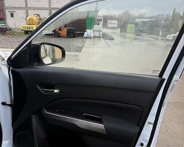 Белый Сузуки Витара, объемом двигателя 1.37 л и пробегом 149 тыс. км за 16400 $, фото 16 на Automoto.ua