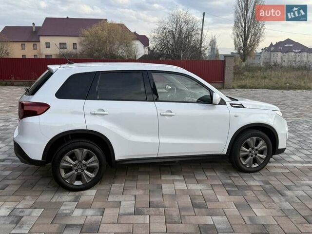 Белый Сузуки Витара, объемом двигателя 1.37 л и пробегом 112 тыс. км за 16800 $, фото 3 на Automoto.ua