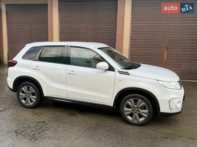 Белый Сузуки Витара, объемом двигателя 1.37 л и пробегом 149 тыс. км за 16400 $, фото 2 на Automoto.ua