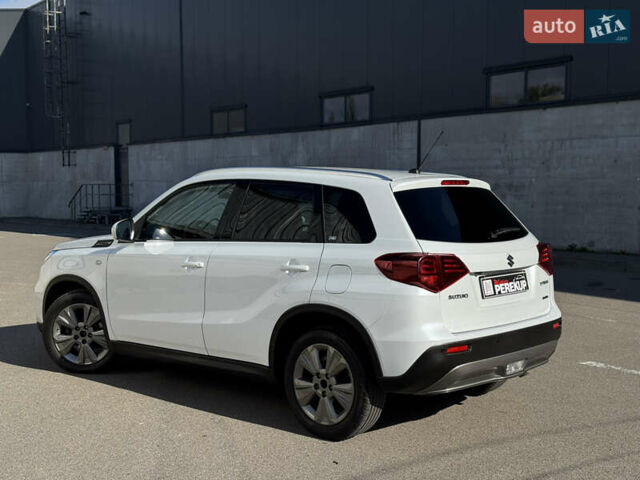 Сузуки Витара 2020 в Киеве на Automoto.ua Белый Сузуки Витара, объемом двигателя 1.37 л и пробегом 25 тыс. км за 18999 $, фото 4 на Automoto.ua