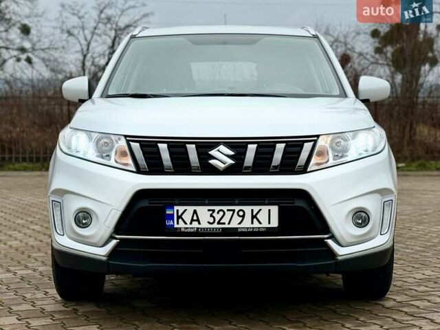Белый Сузуки Витара, объемом двигателя 1.37 л и пробегом 52 тыс. км за 18300 $, фото 2 на Automoto.ua