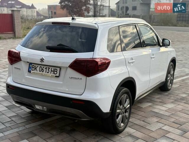 Белый Сузуки Витара, объемом двигателя 1.37 л и пробегом 112 тыс. км за 16800 $, фото 4 на Automoto.ua