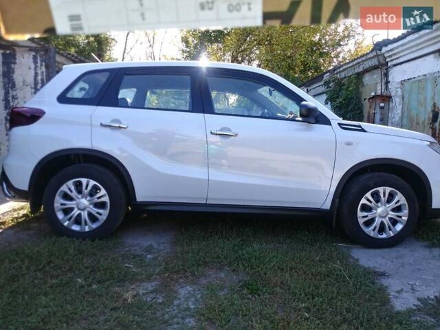 Белый Сузуки Витара, объемом двигателя 1.59 л и пробегом 12 тыс. км за 19375 $, фото 5 на Automoto.ua