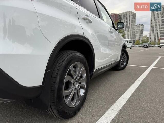 Белый Сузуки Витара, объемом двигателя 1.59 л и пробегом 20 тыс. км за 23000 $, фото 8 на Automoto.ua