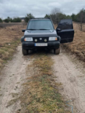 Черный Сузуки Витара, объемом двигателя 1.59 л и пробегом 303 тыс. км за 4950 $, фото 1 на Automoto.ua