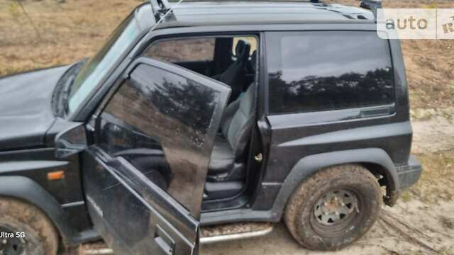 Черный Сузуки Витара, объемом двигателя 1.59 л и пробегом 303 тыс. км за 4950 $, фото 3 на Automoto.ua