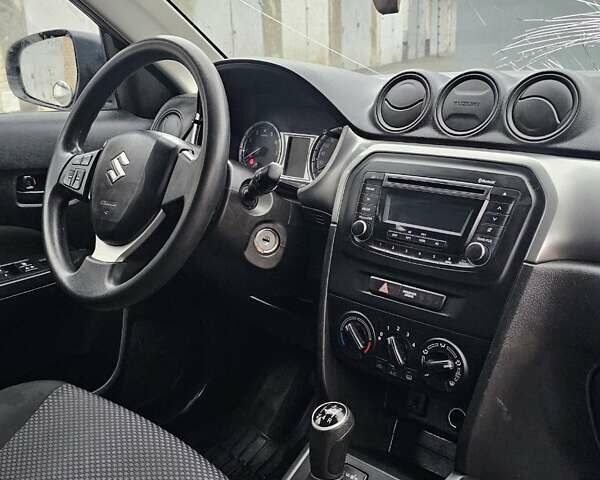 Черный Сузуки Витара, объемом двигателя 1.59 л и пробегом 158 тыс. км за 5700 $, фото 12 на Automoto.ua