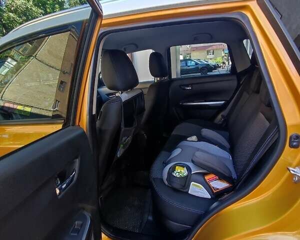 Желтый Сузуки Витара, объемом двигателя 1 л и пробегом 98 тыс. км за 19000 $, фото 4 на Automoto.ua