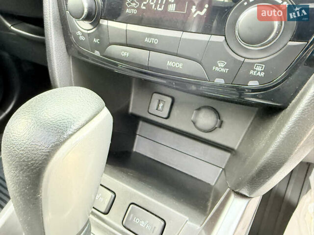 Желтый Сузуки Витара, объемом двигателя 1.37 л и пробегом 141 тыс. км за 17800 $, фото 17 на Automoto.ua