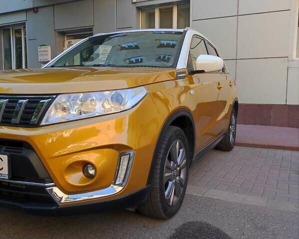 Желтый Сузуки Витара, объемом двигателя 1 л и пробегом 98 тыс. км за 19000 $, фото 8 на Automoto.ua
