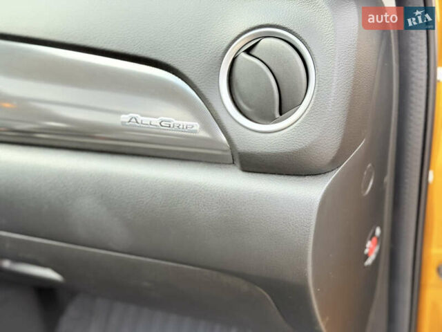 Желтый Сузуки Витара, объемом двигателя 1.37 л и пробегом 141 тыс. км за 17800 $, фото 26 на Automoto.ua