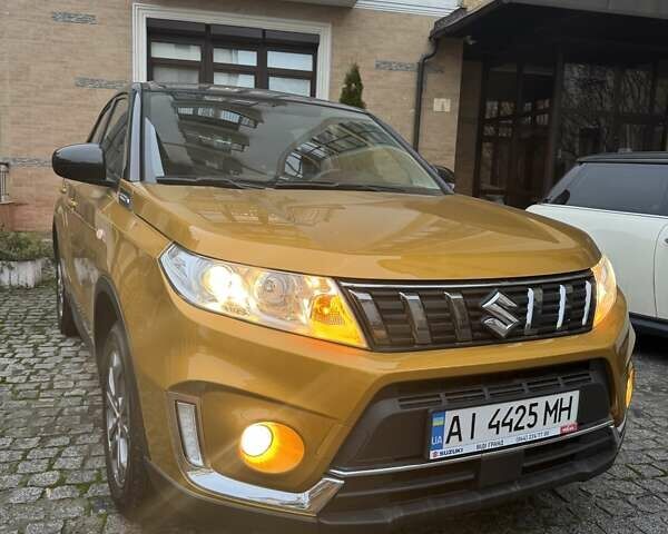 Желтый Сузуки Витара, объемом двигателя 1.59 л и пробегом 29 тыс. км за 19800 $, фото 2 на Automoto.ua