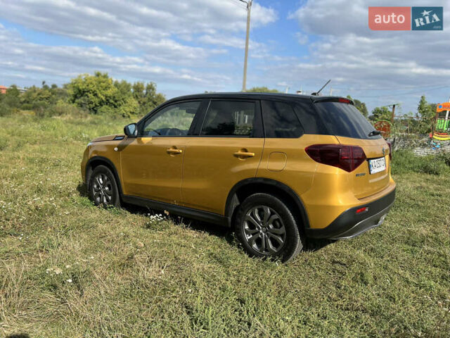 Желтый Сузуки Витара, объемом двигателя 1.6 л и пробегом 20 тыс. км за 18900 $, фото 5 на Automoto.ua