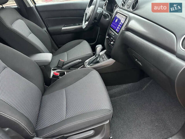 Желтый Сузуки Витара, объемом двигателя 1.37 л и пробегом 1 тыс. км за 19990 $, фото 28 на Automoto.ua