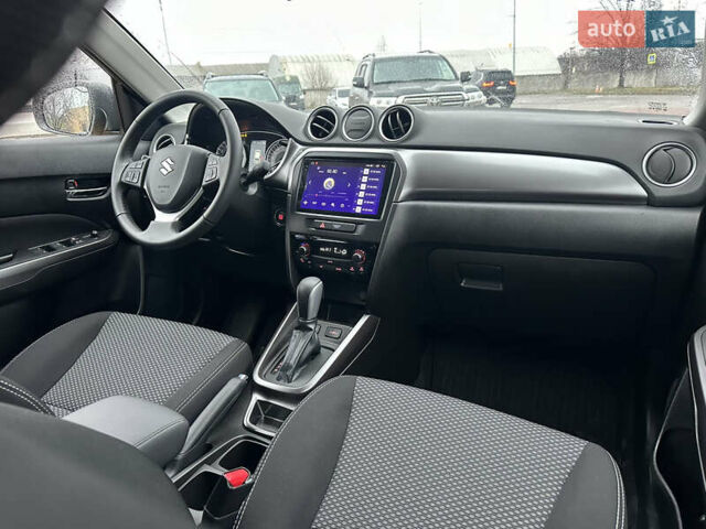 Желтый Сузуки Витара, объемом двигателя 1.37 л и пробегом 1 тыс. км за 17900 $, фото 13 на Automoto.ua