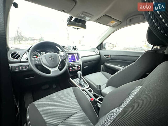 Желтый Сузуки Витара, объемом двигателя 1.37 л и пробегом 1 тыс. км за 19990 $, фото 24 на Automoto.ua