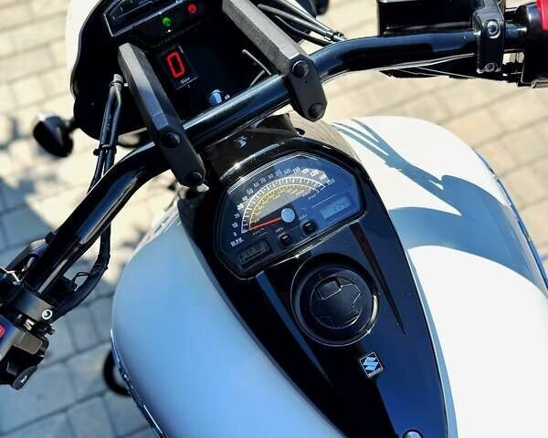 Белый Сузуки Boulevard M109R, объемом двигателя 1.8 л и пробегом 1 тыс. км за 16700 $, фото 1 на Automoto.ua