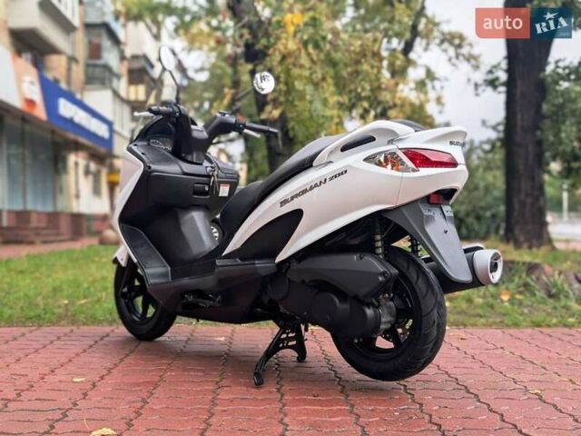 Белый Сузуки Burgman 200, объемом двигателя 0.2 л и пробегом 33 тыс. км за 2300 $, фото 6 на Automoto.ua