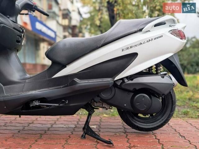 Белый Сузуки Burgman 200, объемом двигателя 0.2 л и пробегом 33 тыс. км за 2300 $, фото 5 на Automoto.ua