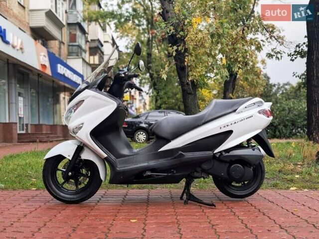 Белый Сузуки Burgman 200, объемом двигателя 0.2 л и пробегом 33 тыс. км за 2300 $, фото 3 на Automoto.ua