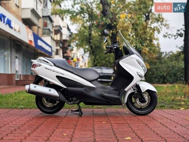 Белый Сузуки Burgman 200, объемом двигателя 0.2 л и пробегом 33 тыс. км за 2300 $, фото 1 на Automoto.ua