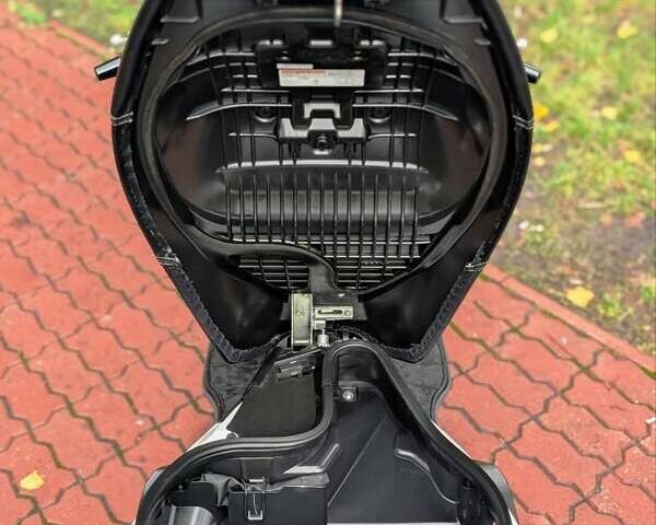 Белый Сузуки Burgman 200, объемом двигателя 0.2 л и пробегом 33 тыс. км за 2300 $, фото 8 на Automoto.ua