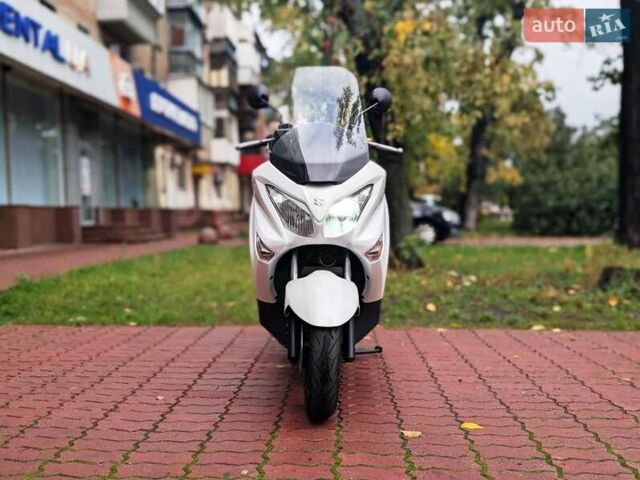 Белый Сузуки Burgman 200, объемом двигателя 0.2 л и пробегом 33 тыс. км за 2300 $, фото 2 на Automoto.ua