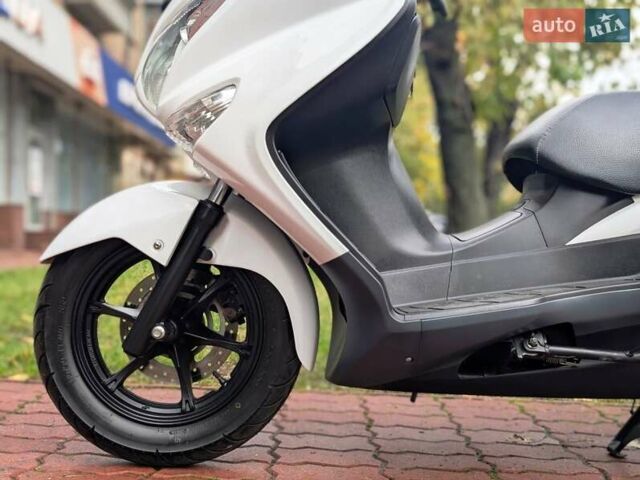 Белый Сузуки Burgman 200, объемом двигателя 0.2 л и пробегом 33 тыс. км за 2300 $, фото 4 на Automoto.ua