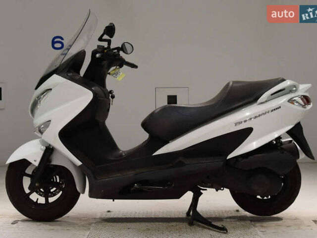 Белый Сузуки Burgman 200, объемом двигателя 0 л и пробегом 33 тыс. км за 2300 $, фото 3 на Automoto.ua