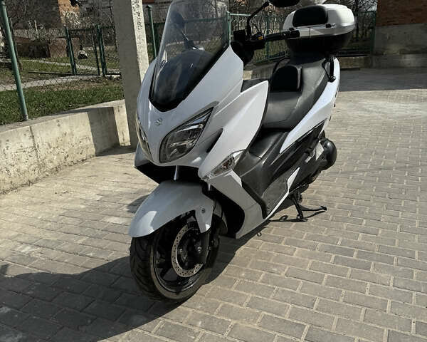 Белый Сузуки Burgman 400, объемом двигателя 0.4 л и пробегом 39 тыс. км за 3500 $, фото 1 на Automoto.ua