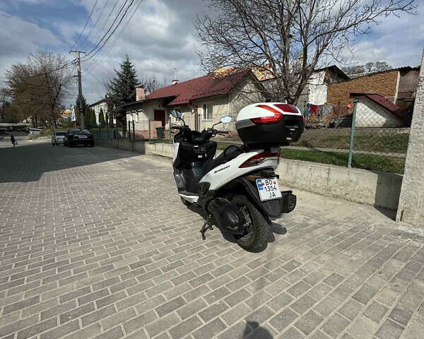 Белый Сузуки Burgman 400, объемом двигателя 0.4 л и пробегом 39 тыс. км за 3500 $, фото 4 на Automoto.ua