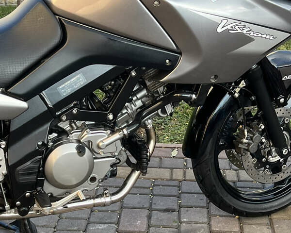 Серый Сузуки DL 650, объемом двигателя 0.65 л и пробегом 32 тыс. км за 5750 $, фото 15 на Automoto.ua