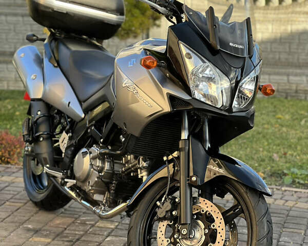 Серый Сузуки DL 650, объемом двигателя 0.65 л и пробегом 32 тыс. км за 5750 $, фото 2 на Automoto.ua