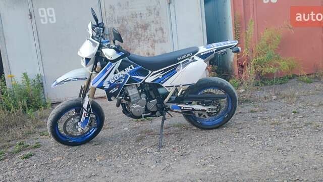 Белый Сузуки DR-Z 400SM, объемом двигателя 0.4 л и пробегом 35 тыс. км за 6000 $, фото 5 на Automoto.ua