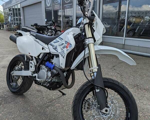 Белый Сузуки DR-Z 400SM, объемом двигателя 0 л и пробегом 3 тыс. км за 6599 $, фото 3 на Automoto.ua