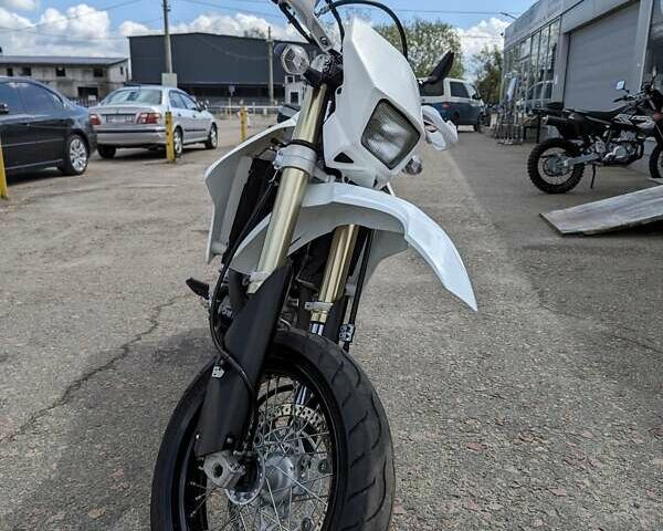 Білий Сузукі DR-Z 400SM, об'ємом двигуна 0 л та пробігом 3 тис. км за 6599 $, фото 2 на Automoto.ua