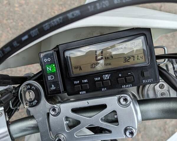 Белый Сузуки DR-Z 400SM, объемом двигателя 0 л и пробегом 3 тыс. км за 6599 $, фото 8 на Automoto.ua