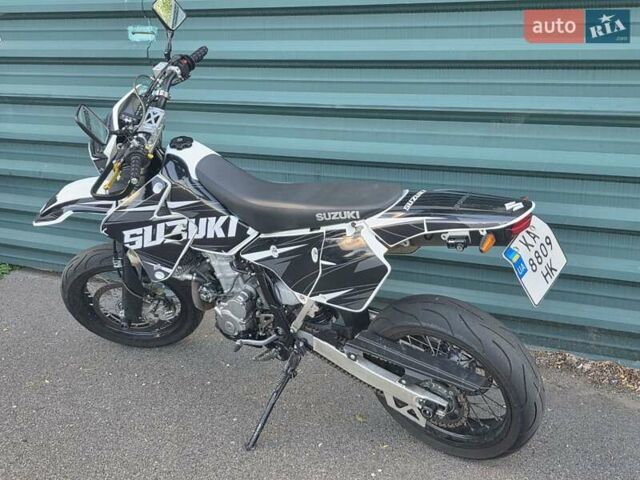 Белый Сузуки DR-Z 400SM, объемом двигателя 0.4 л и пробегом 12 тыс. км за 6900 $, фото 1 на Automoto.ua