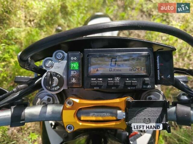 Белый Сузуки DR-Z 400SM, объемом двигателя 0.4 л и пробегом 12 тыс. км за 6400 $, фото 18 на Automoto.ua