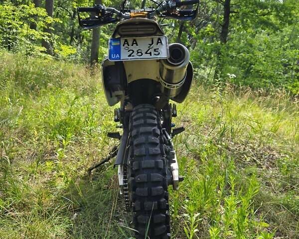 Белый Сузуки DR-Z 400SM, объемом двигателя 0.4 л и пробегом 12 тыс. км за 6400 $, фото 14 на Automoto.ua