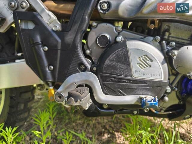 Белый Сузуки DR-Z 400SM, объемом двигателя 0.4 л и пробегом 12 тыс. км за 6400 $, фото 1 на Automoto.ua