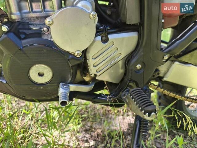 Белый Сузуки DR-Z 400SM, объемом двигателя 0.4 л и пробегом 12 тыс. км за 6400 $, фото 3 на Automoto.ua