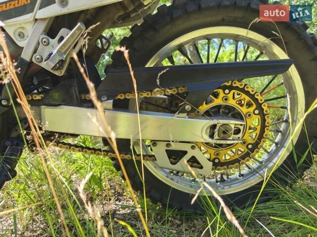 Белый Сузуки DR-Z 400SM, объемом двигателя 0.4 л и пробегом 12 тыс. км за 6400 $, фото 6 на Automoto.ua