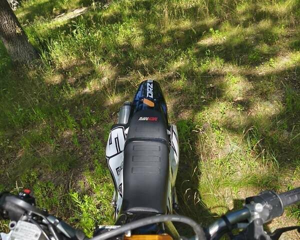 Белый Сузуки DR-Z 400SM, объемом двигателя 0.4 л и пробегом 12 тыс. км за 6400 $, фото 16 на Automoto.ua