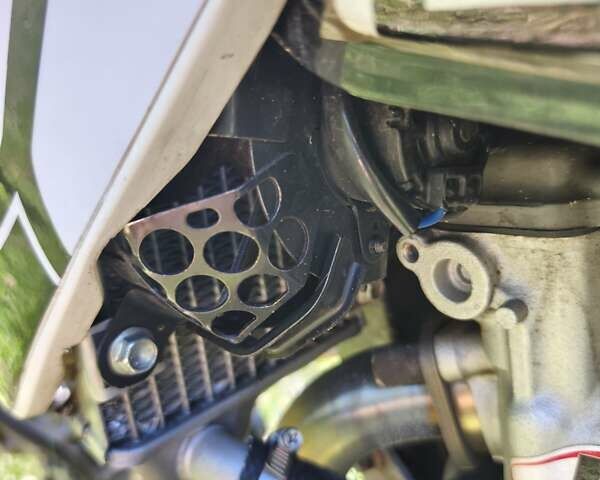 Белый Сузуки DR-Z 400SM, объемом двигателя 0.4 л и пробегом 12 тыс. км за 6400 $, фото 12 на Automoto.ua