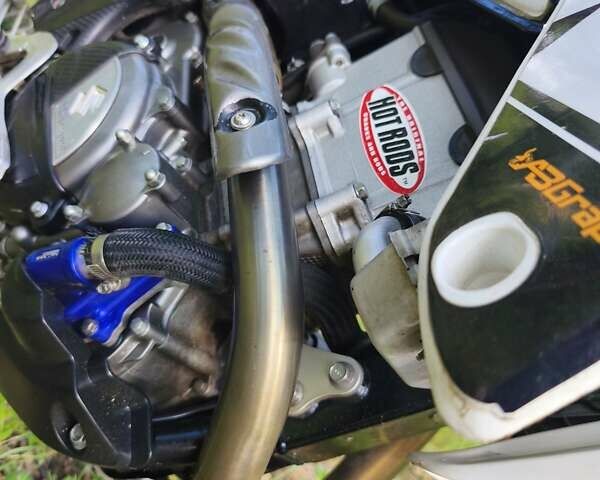 Белый Сузуки DR-Z 400SM, объемом двигателя 0.4 л и пробегом 12 тыс. км за 6400 $, фото 5 на Automoto.ua